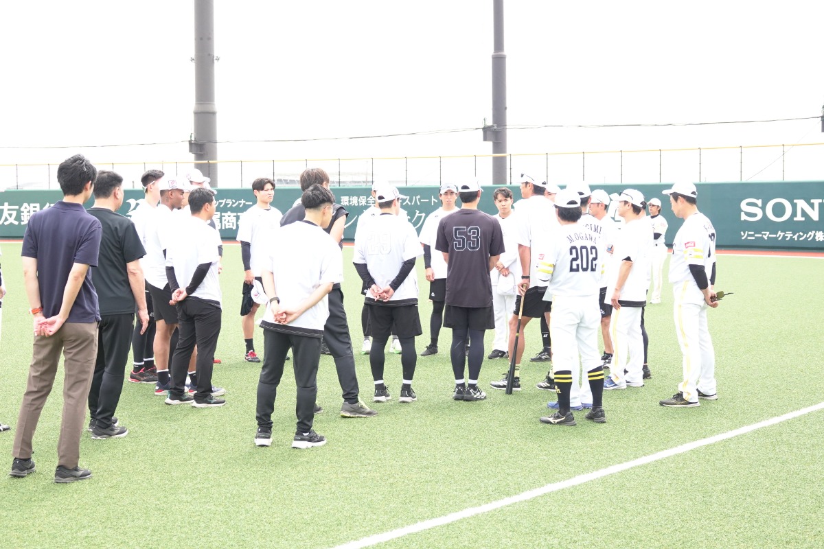 5日の全体練習前、投手陣に訓示する斉藤和巳2軍監督【写真：竹村岳】