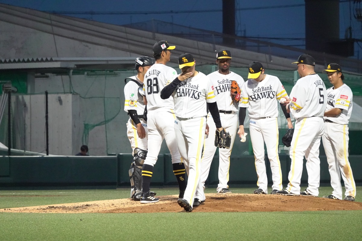 4回に満塁弾を浴びて降板する飛田悠成【写真：竹村岳】