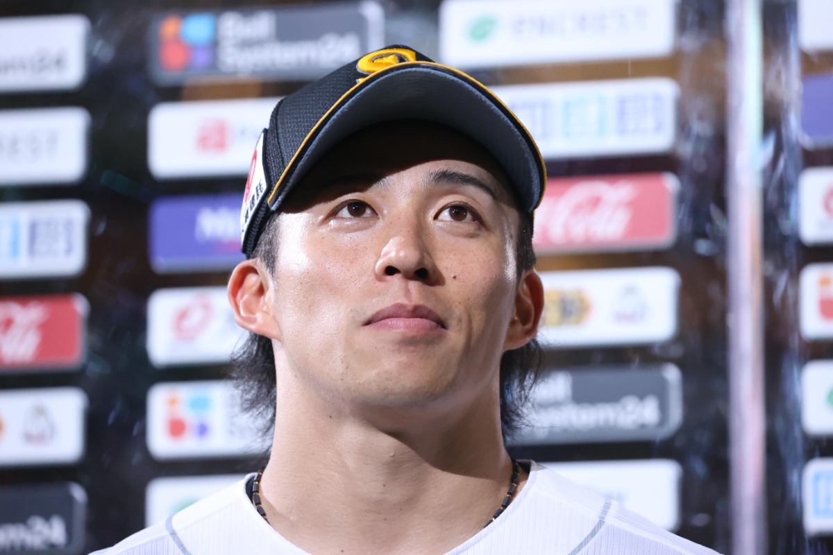 ヒーローインタビューに応じる野村勇【写真：栗木一考】