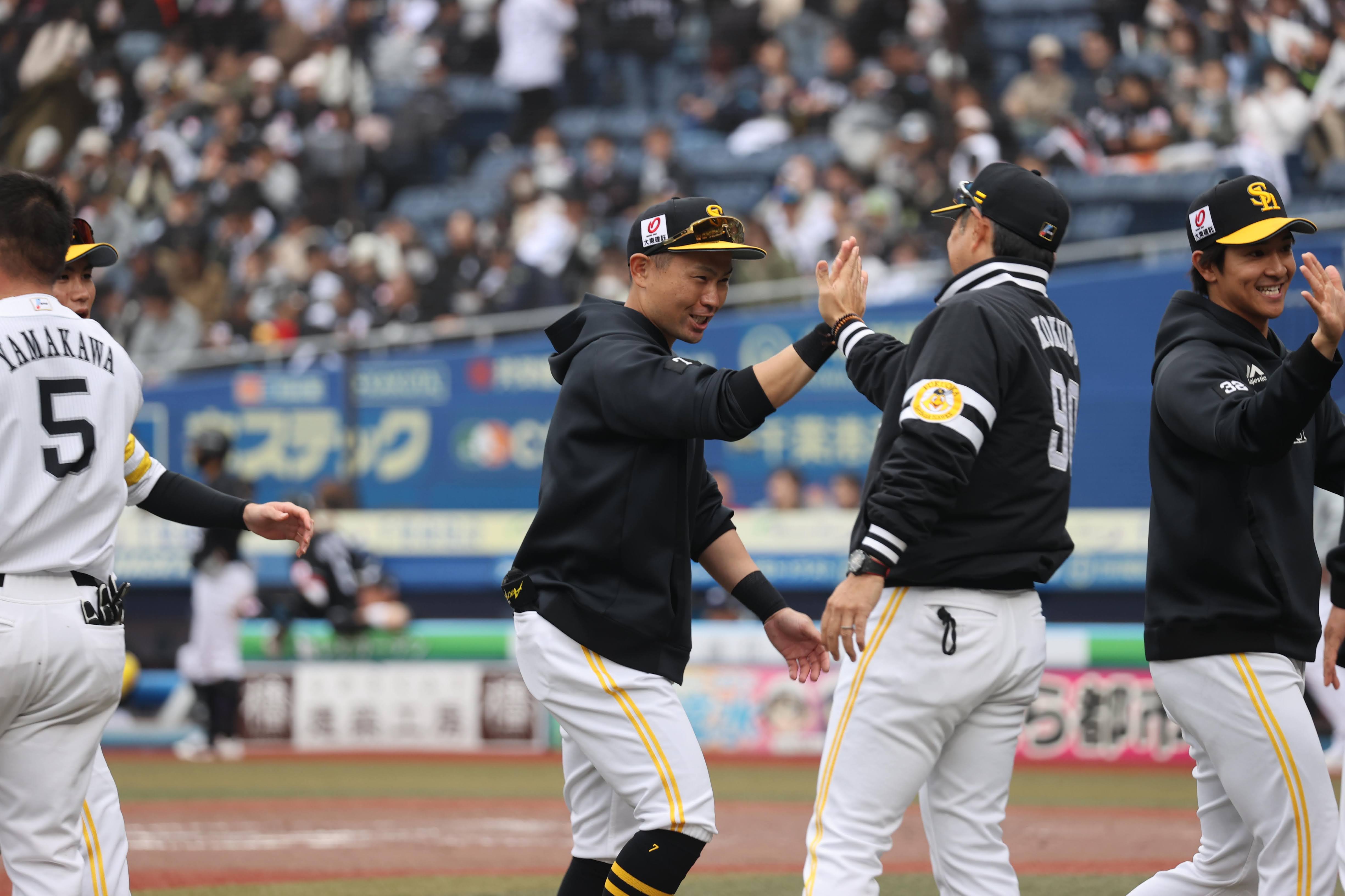 小久保裕紀監督と笑顔でハイタッチする中村晃【写真：栗木一考】
