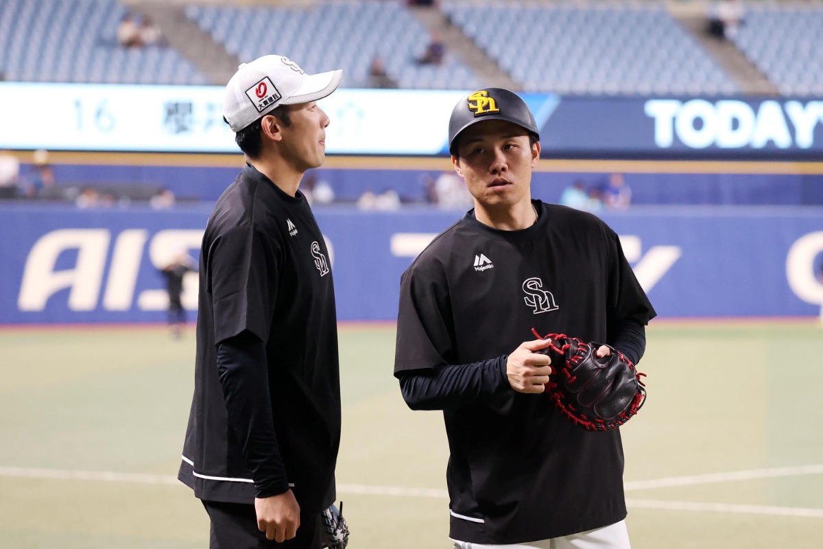 会話する山本祐大と海野隆司【写真：栗木一考】