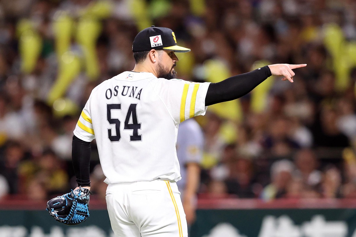 海野隆司を指差すロベルト・オスナ【写真：栗木一考】