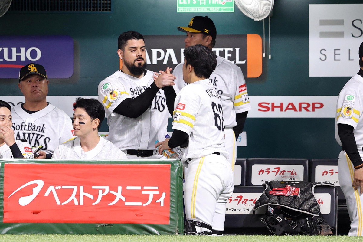 7回を無失点に抑えベンチで海野隆司とハイタッチするロベルト・オスナ【写真：栗木一考】