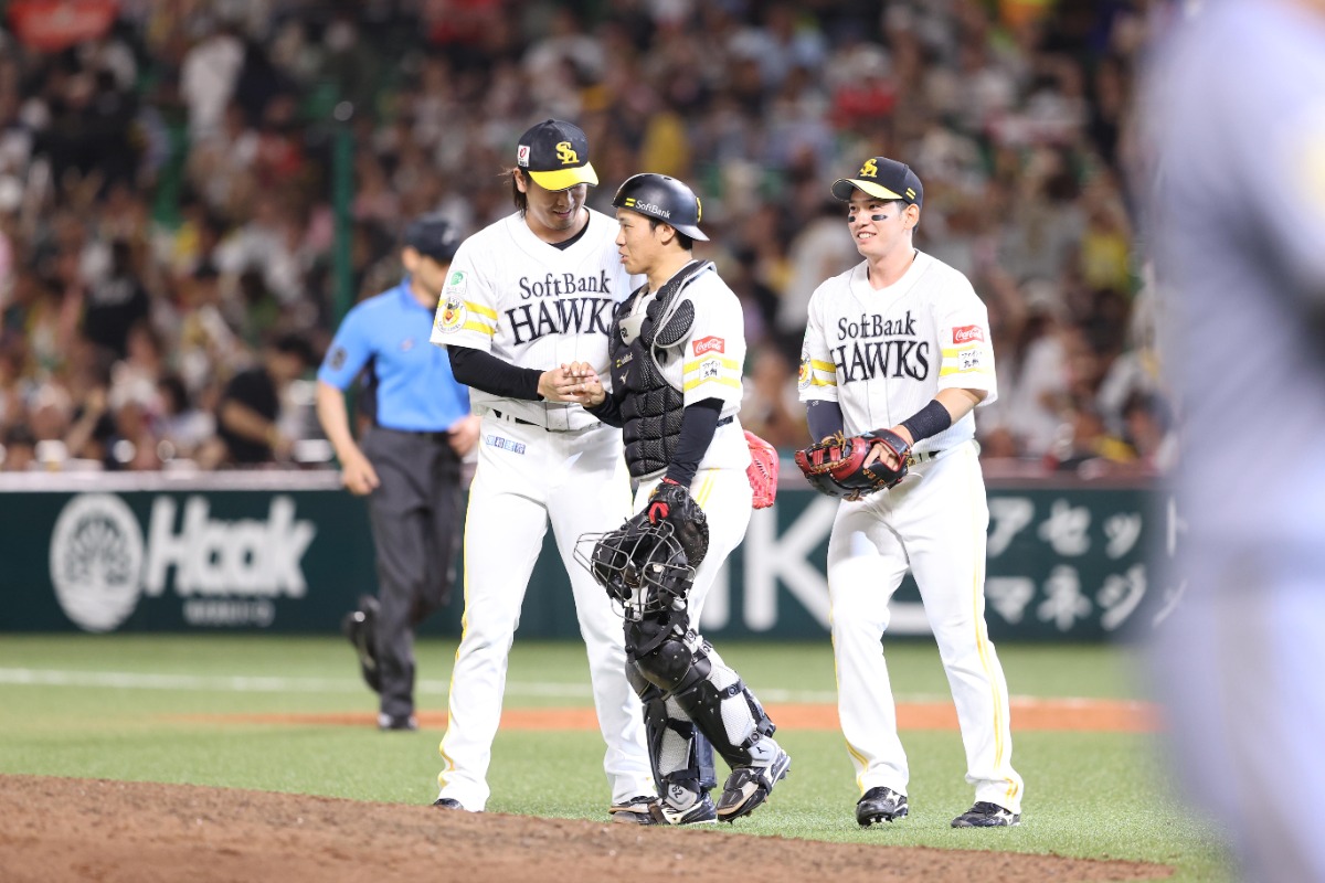 接戦を制して杉山一樹と握手する海野隆司【写真：栗木一考】
