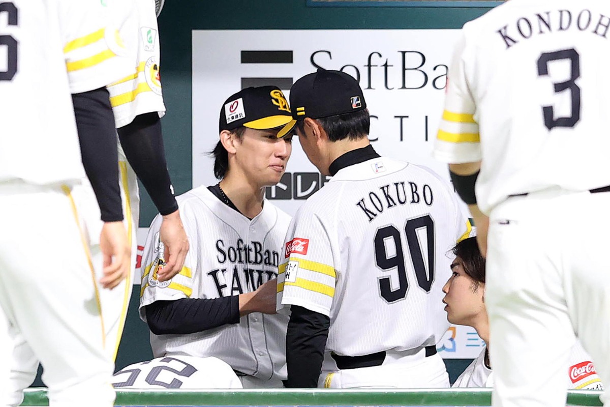 小久保裕紀監督とグータッチを交わす大津亮介【写真:栗木一考】