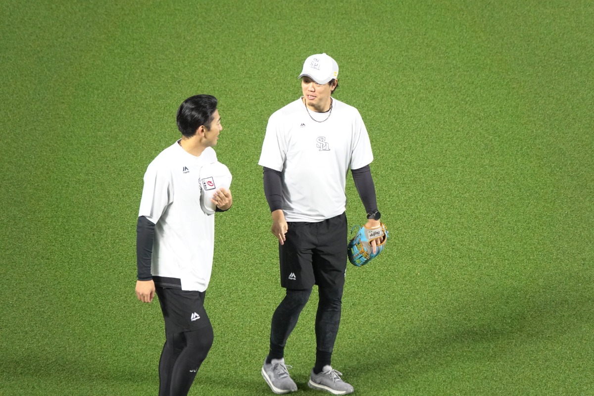 9日の阪神戦の試合前、グラウンドに姿を見せていた山本祐大（手前）【写真：竹村岳】
