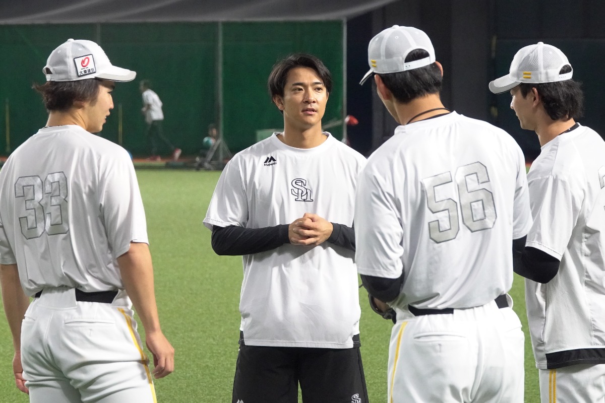 チームメートと談笑する柳町達（中央）【写真：竹村岳】