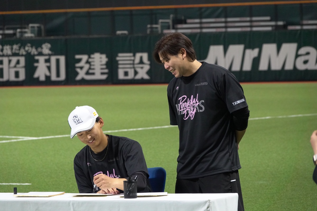 前田悠伍（左）と鍬原拓也広報【写真：竹村岳】