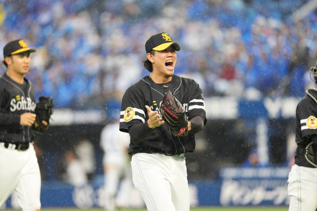 ナインと喜ぶ上茶谷大河【写真：井上学】