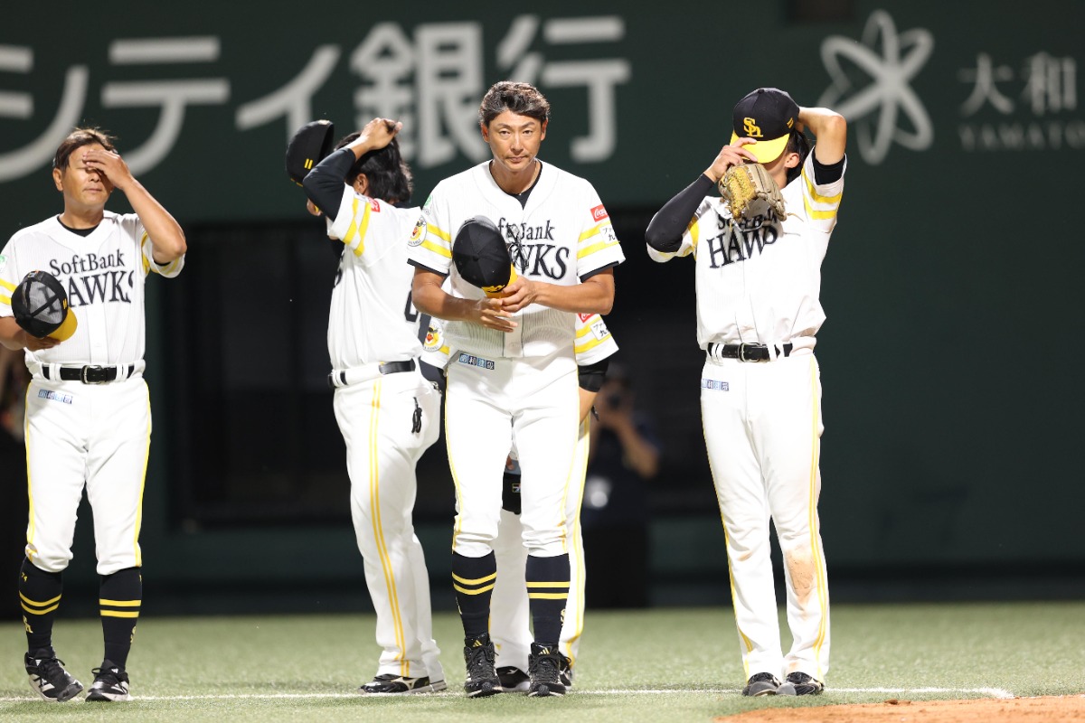 オリックス戦に勝利しファンに挨拶する斉藤和巳2軍監督【写真：栗木一考】