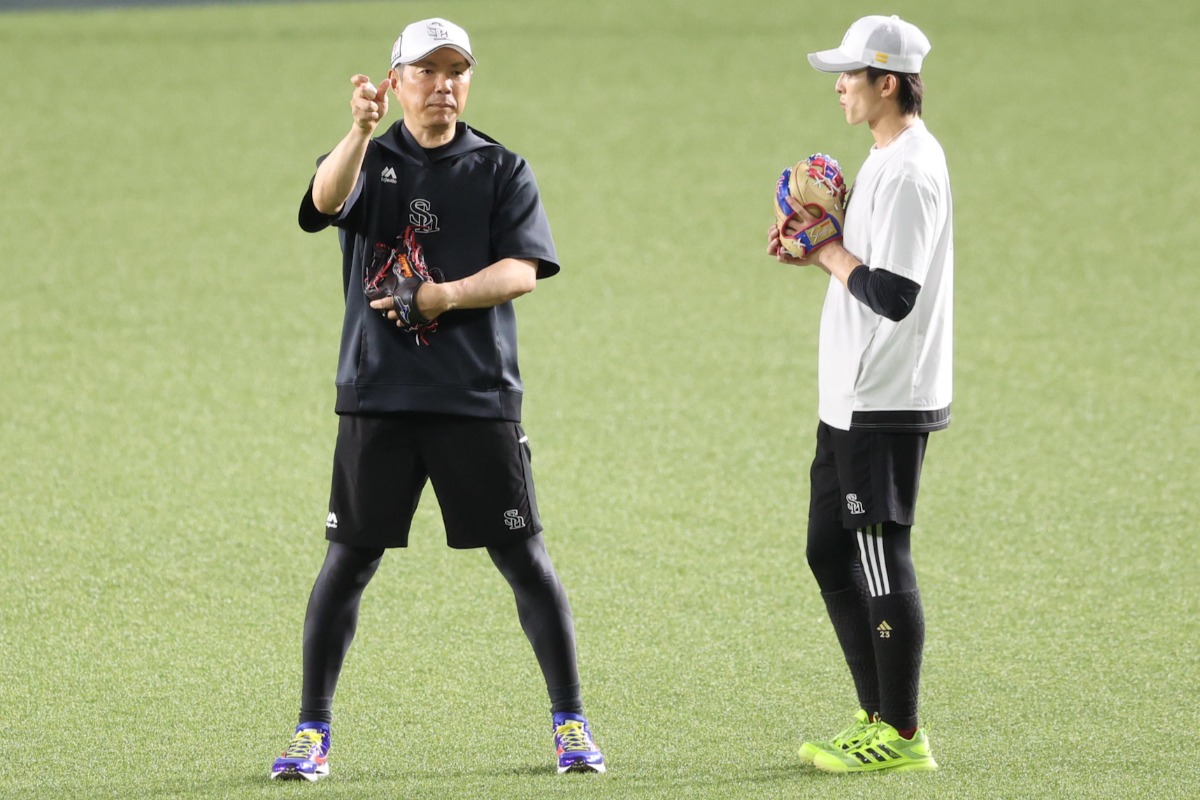 周東佑京（右）と話す小久保裕紀監督【写真：栗木一考】
