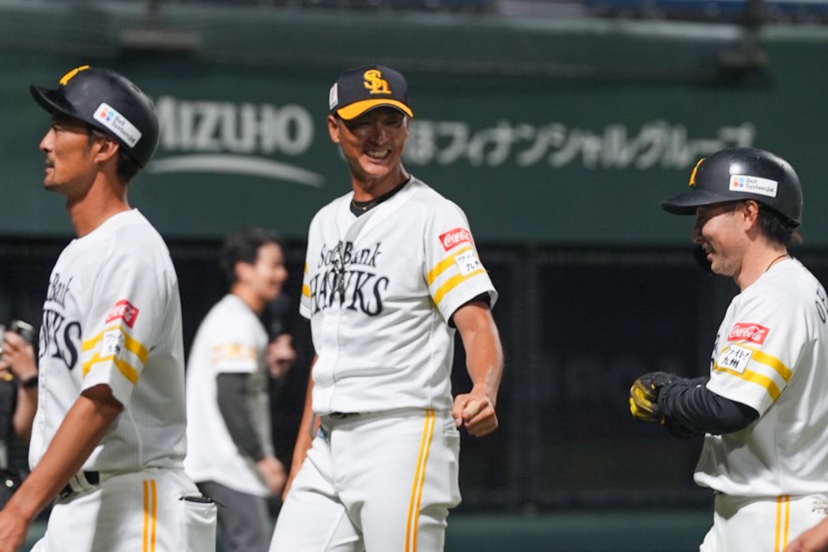 斉藤和巳2軍監督（中央）【写真：森大樹】