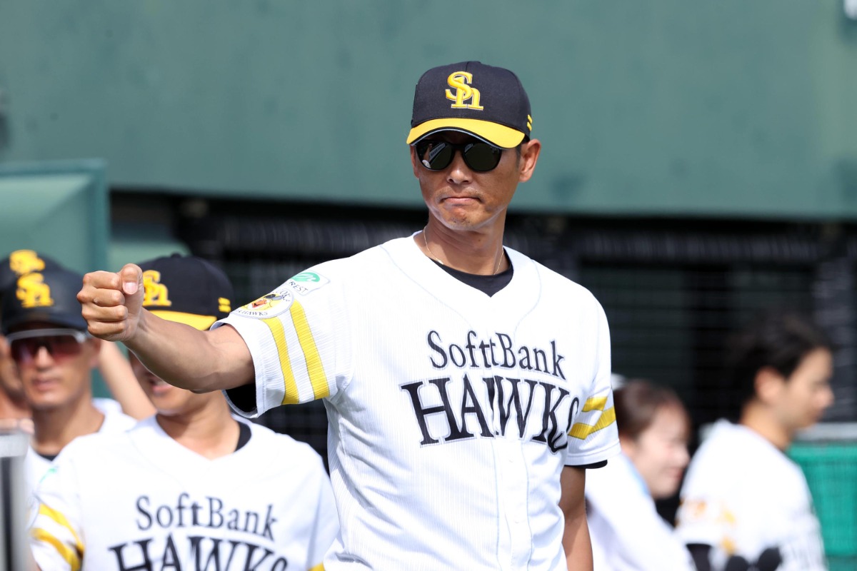 オリックス戦に勝利しガッツポーズする斉藤和巳2軍監督【写真：栗木一考】