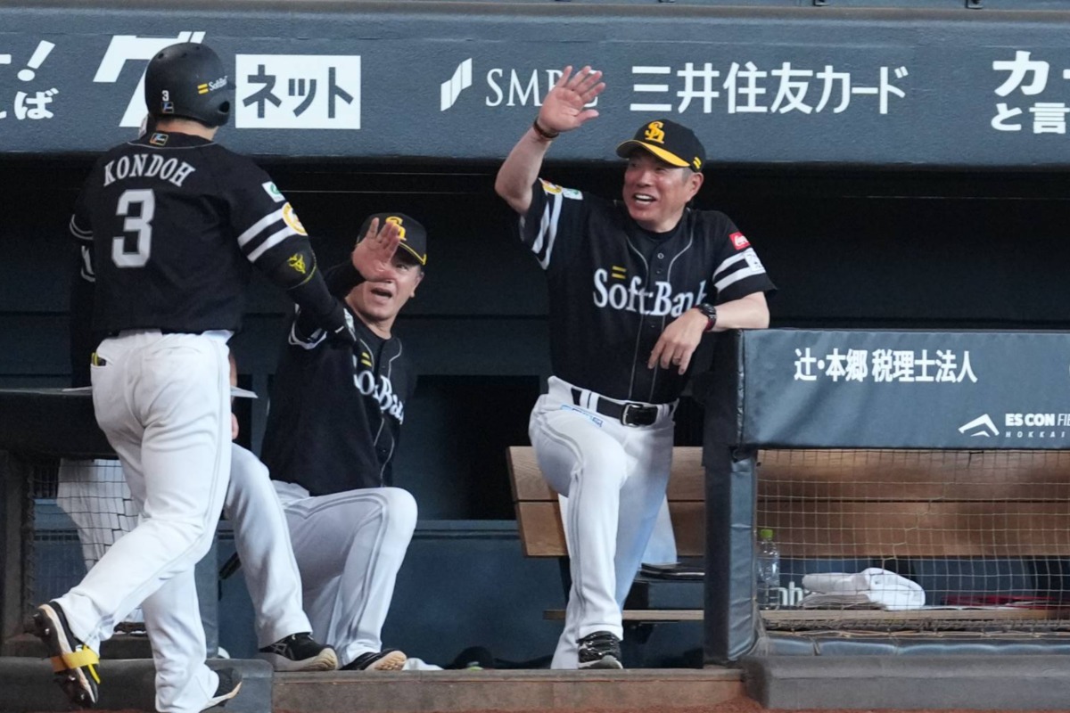 本塁打を放った近藤健介とハイタッチする小久保裕紀監督（右）【写真：井上学】