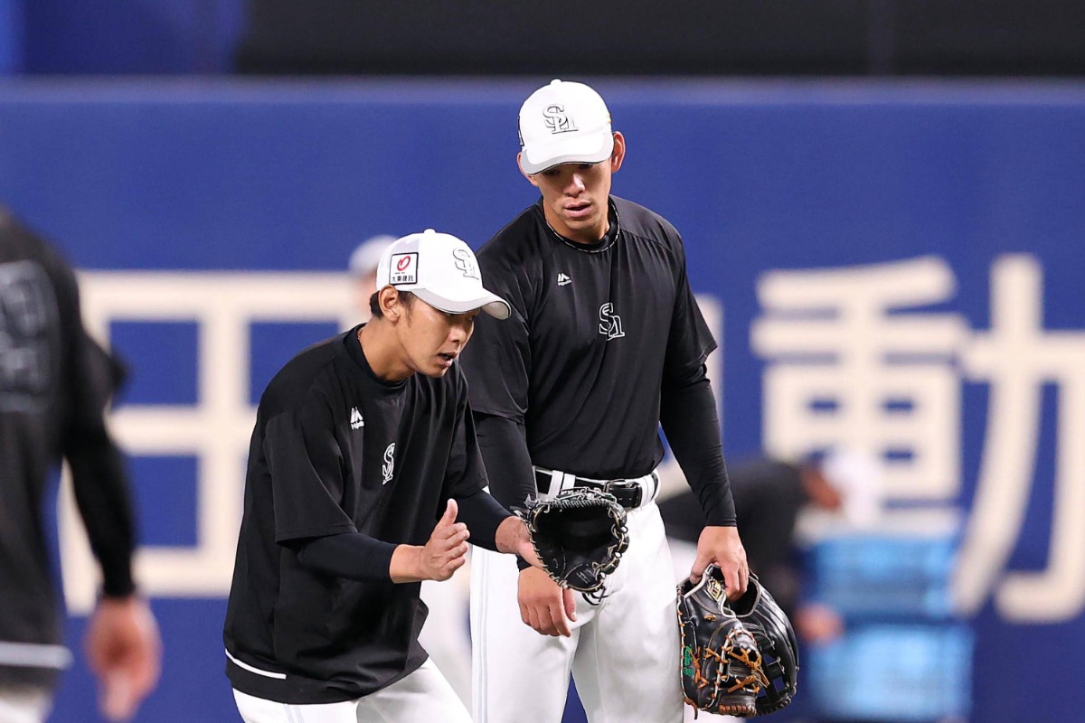 今宮健太からアドバイスを受ける高橋隆慶【写真：栗木一考】