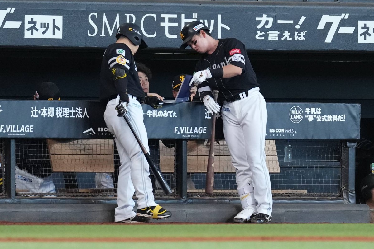 栗原陵矢と共にデータを確認する近藤健介（左）【写真：井上学】