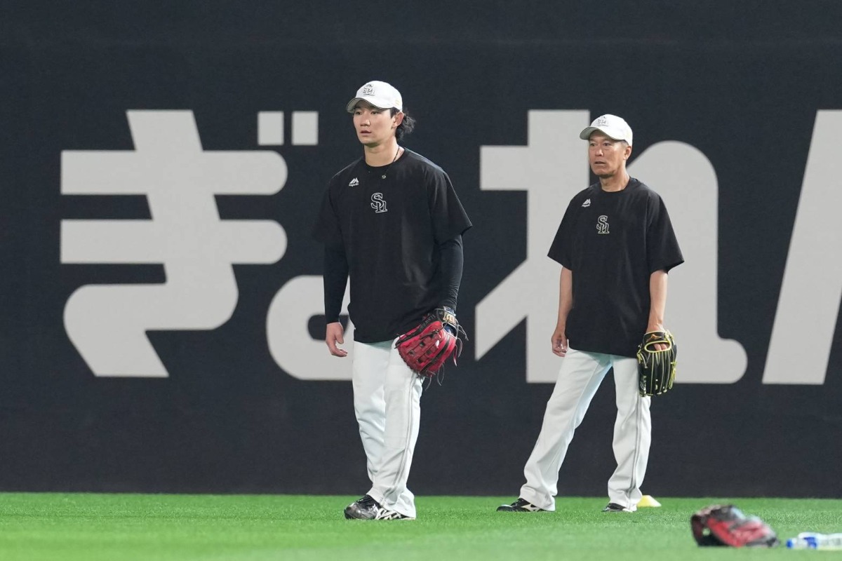 中堅の位置で守備練習を行う正木智也(左)と大西崇之外野守備走塁兼作戦コーチ【写真:井上学】