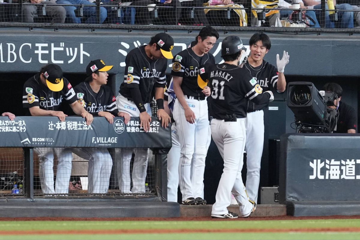 7号ソロを放った正木智也とハイタッチするナイン【写真:井上学】