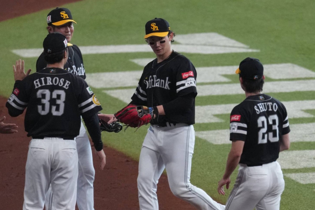 ベンチ前で出迎える周東佑京(右)と正木智也【写真:井上学】