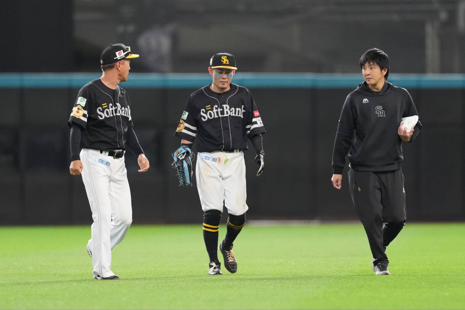 大西コーチ、貴戸トレーナーとともにベンチに下がる牧原大成（中央）【写真：井上学】