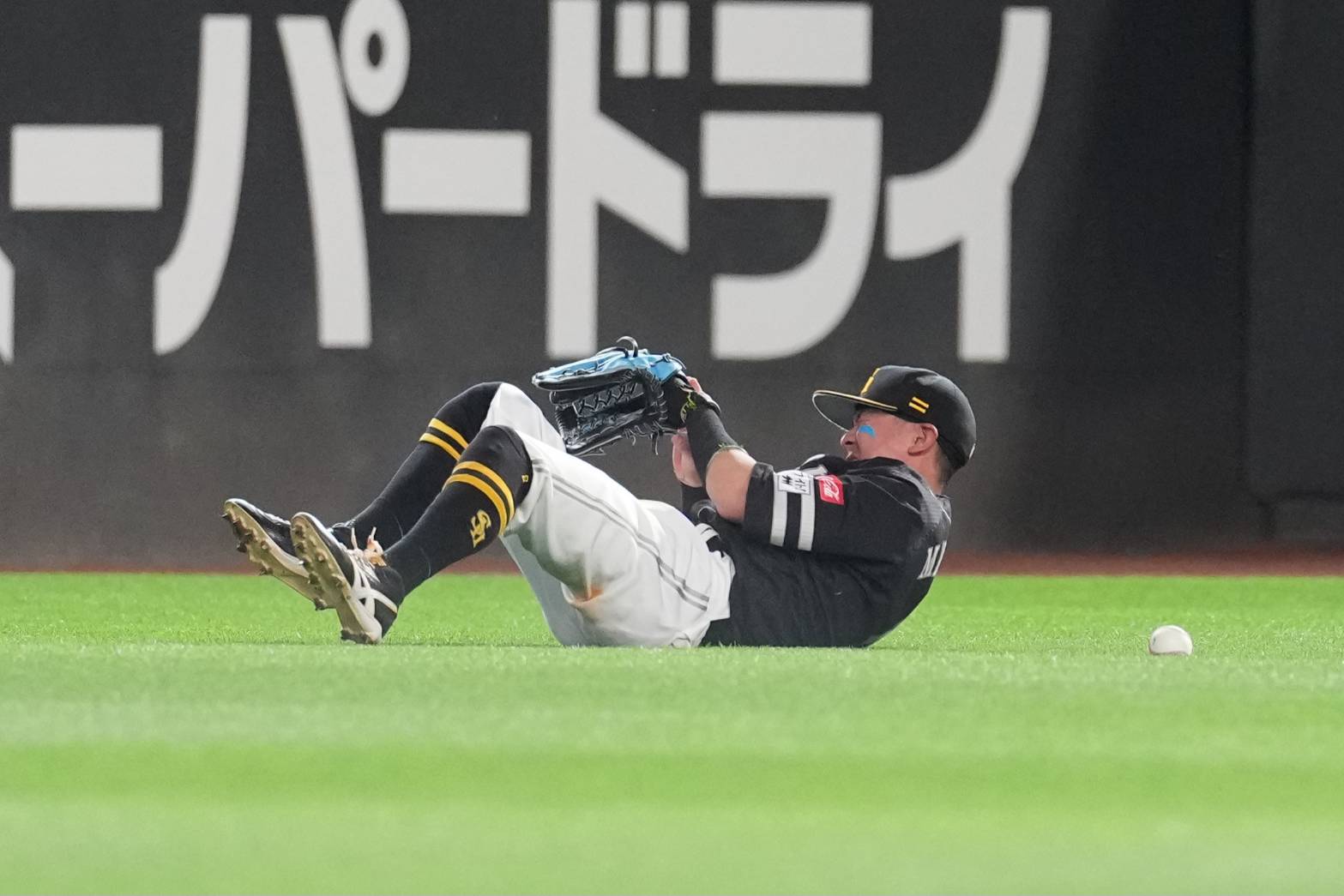 ダイビングキャッチを試みた牧原大成【写真：井上学】