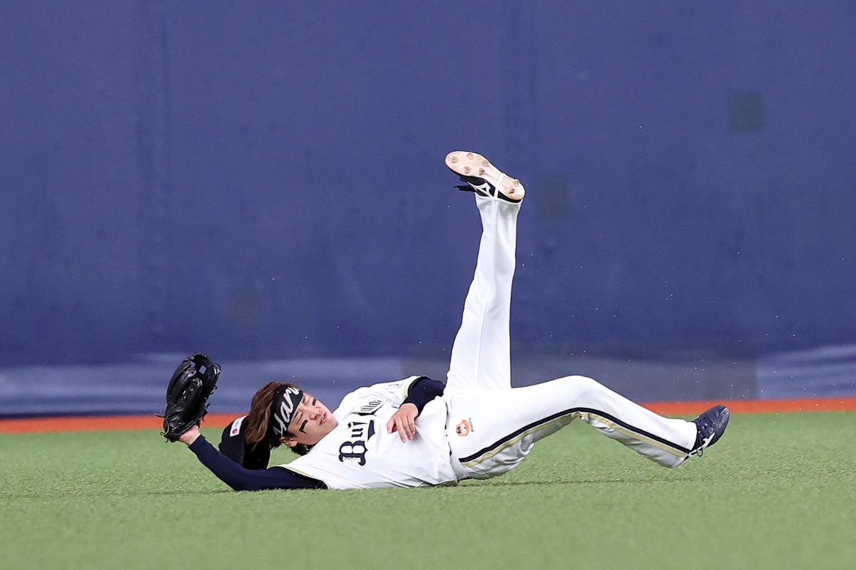 正木の打球を好捕したオリックス・渡部遼人【写真：栗木一考】