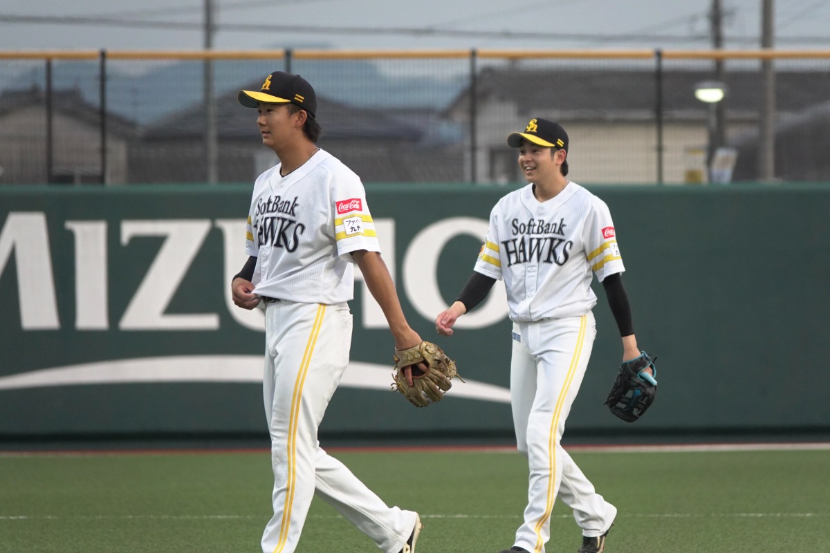 二遊間を組んだ石見颯真と川瀬晃【写真：竹村岳】