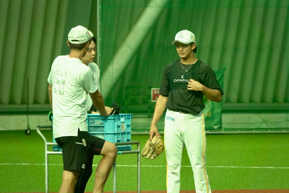 7日の練習中に技術論を交わす川瀬晃と石見颯真【写真：竹村岳】