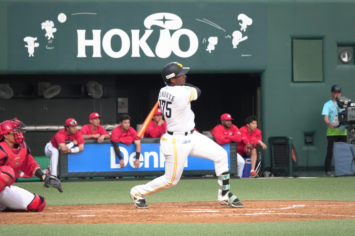 5日の広島戦で初安打を放つデービッド・アルモンテ【写真：竹村岳】