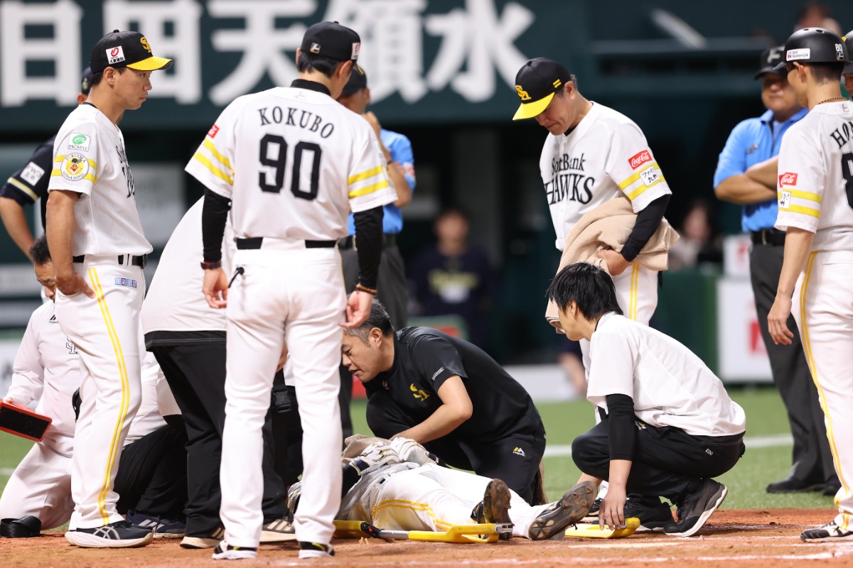死球を受け倒れ込む石塚綜一郎に近づく小久保裕紀監督【写真:栗木一考】