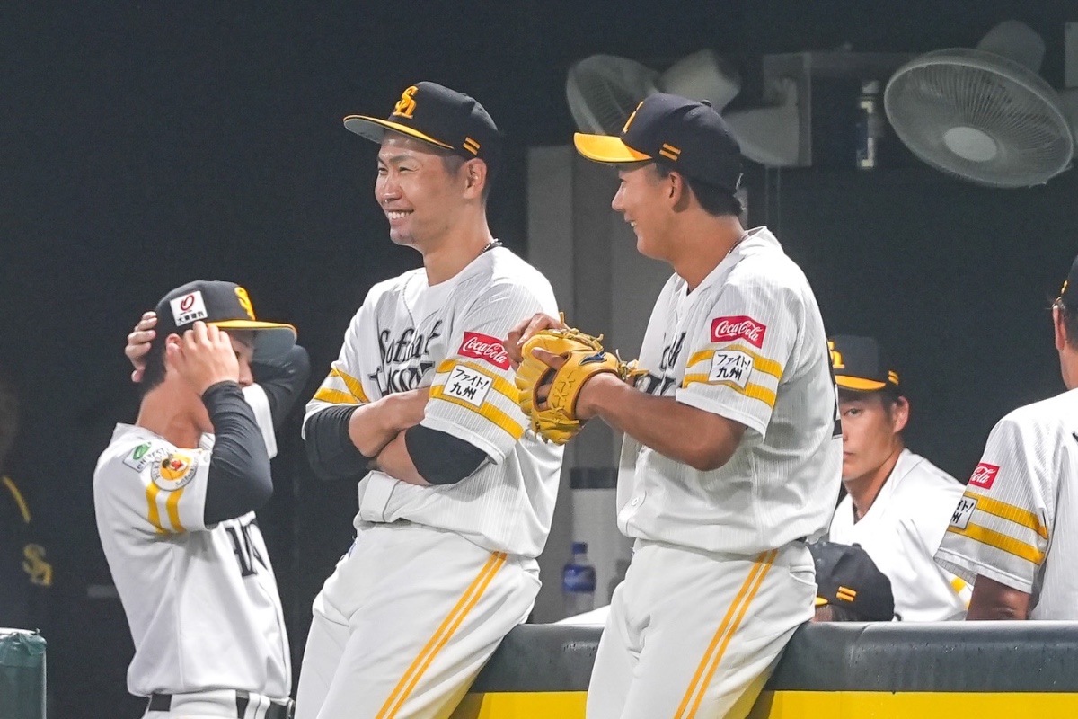 中村晃（左）と石見颯真【写真：森大樹】