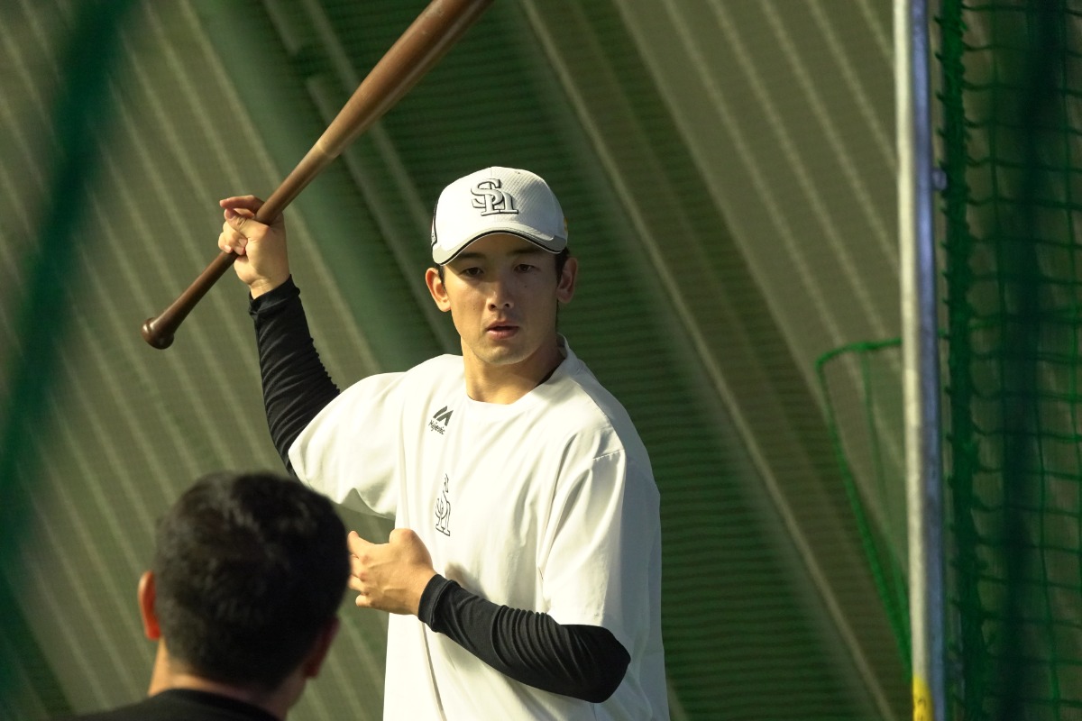 右手でティー打撃する山本祐大【写真：竹村岳】