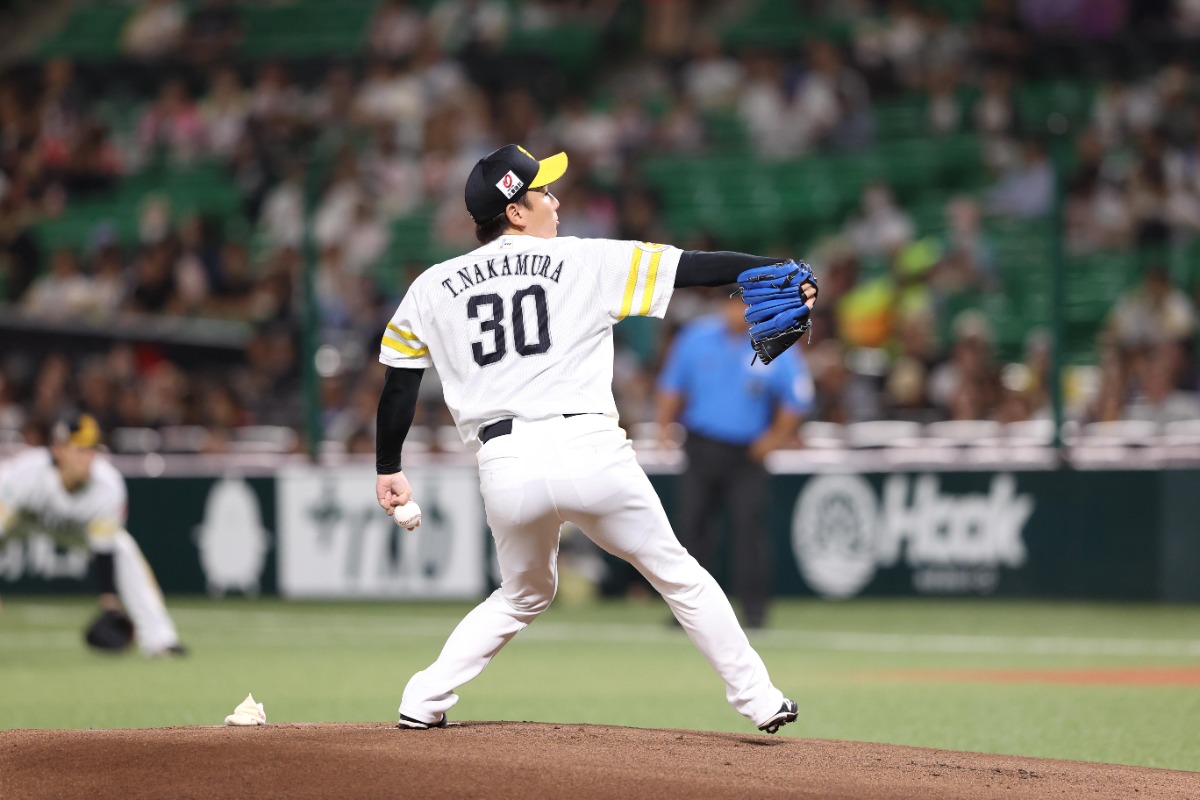 先発した中村稔弥【写真：栗木一考】