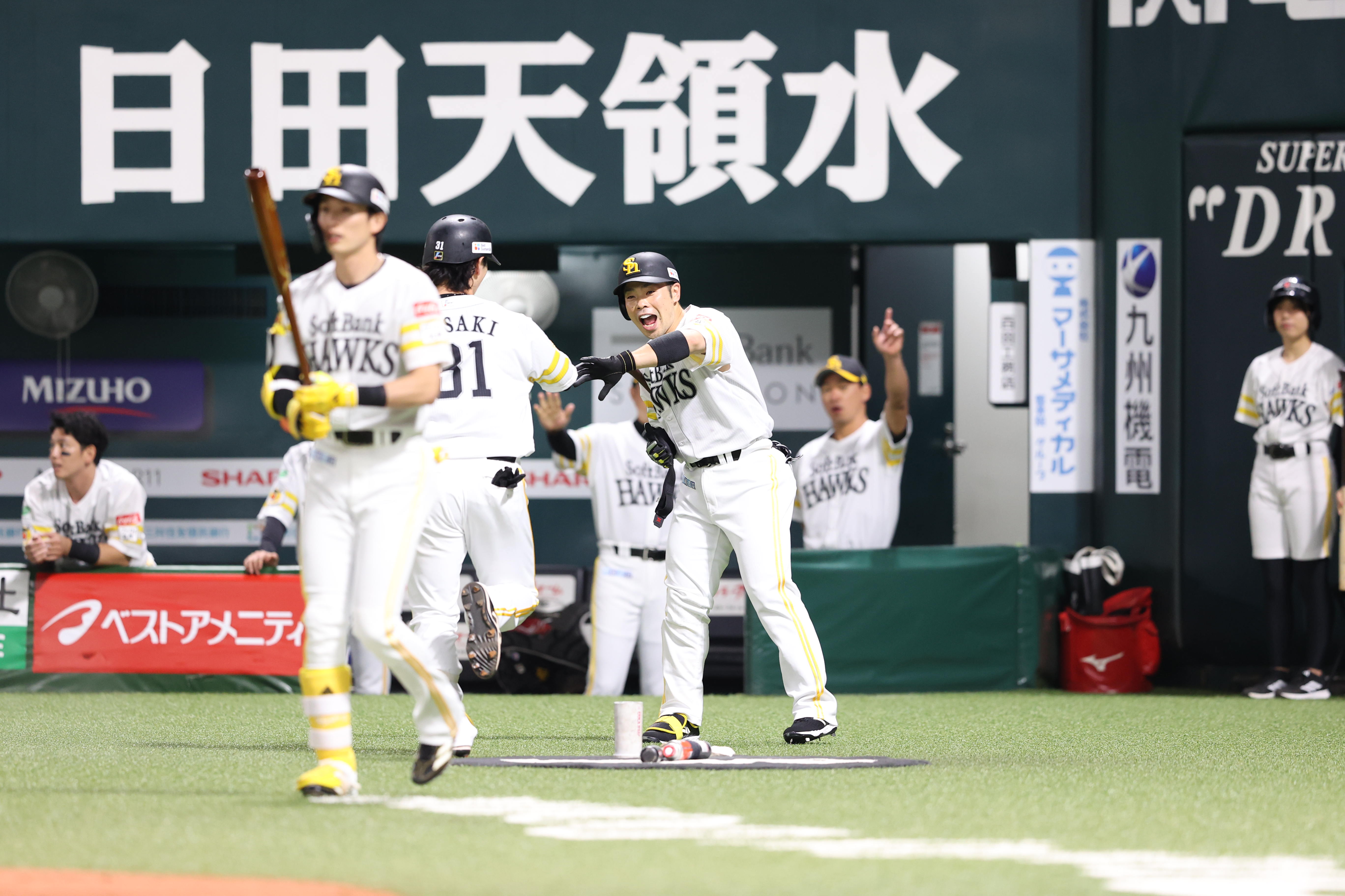正木智也を笑顔で迎える近藤健介【写真：栗木一考】