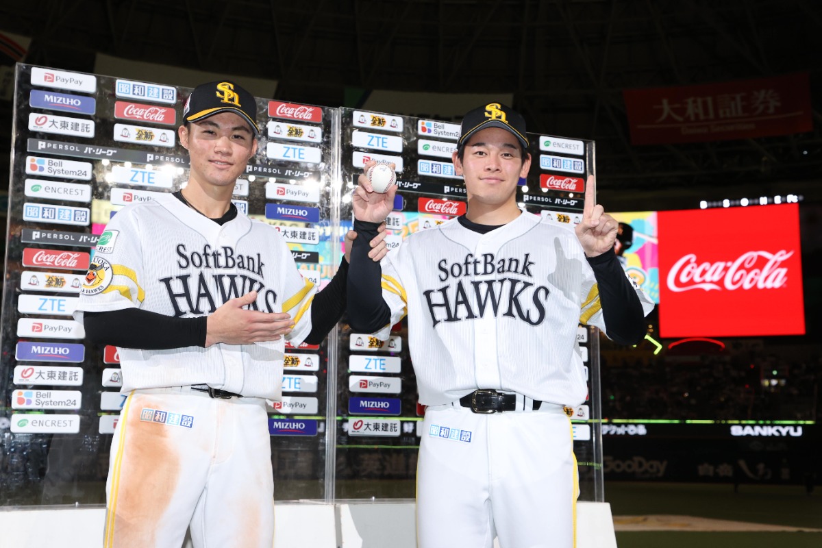 ヒーローインタビューの庄子雄大と鈴木豪太【写真：栗木一考】