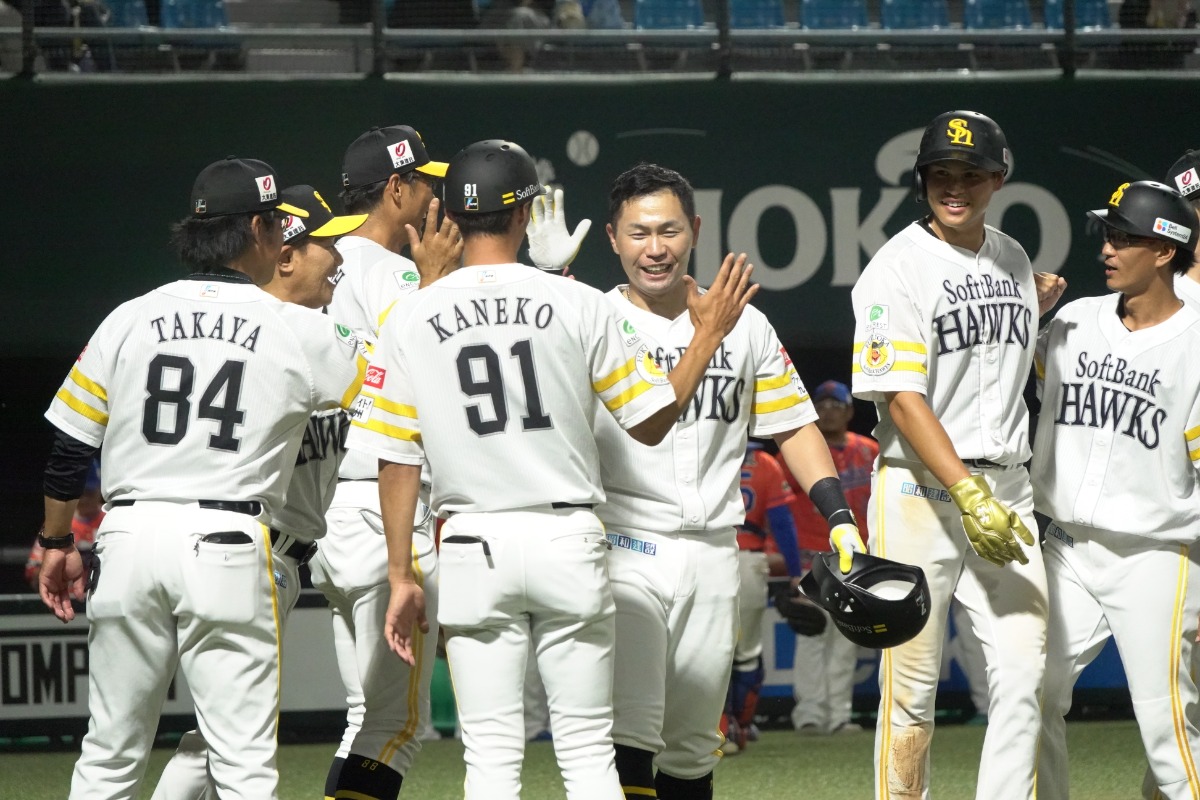 サヨナラ満塁本塁打を放ち、祝福を受ける中村晃【写真：竹村岳】