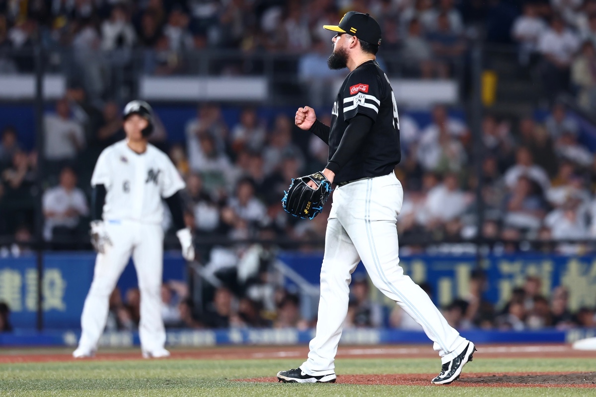 ピンチを切り抜けガッツポーズを見せるロベルト・オスナ【写真：加治屋友輝】