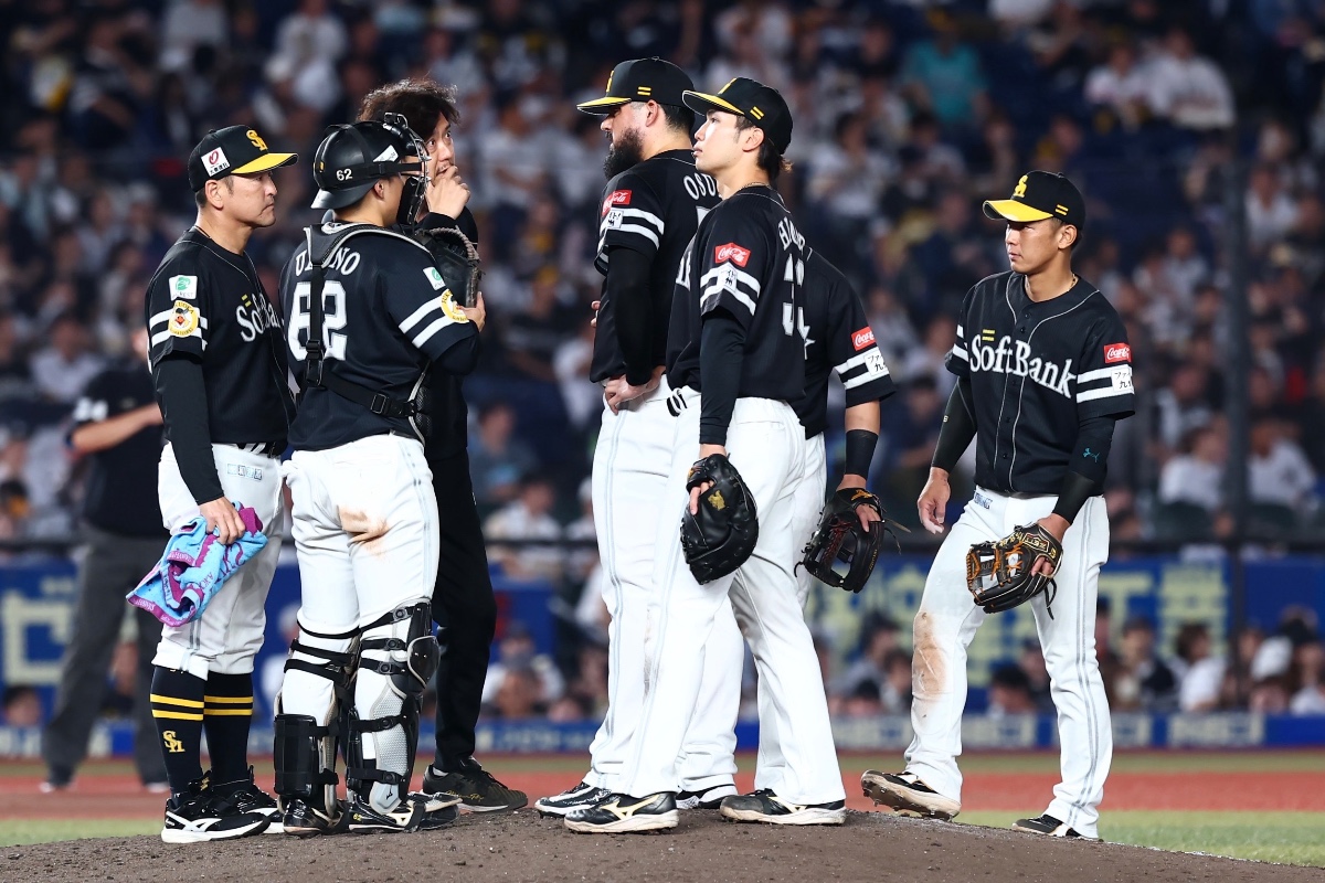 マウンドで会話を交わす海野隆司とロベルト・オスナ【写真：加治屋友輝】
