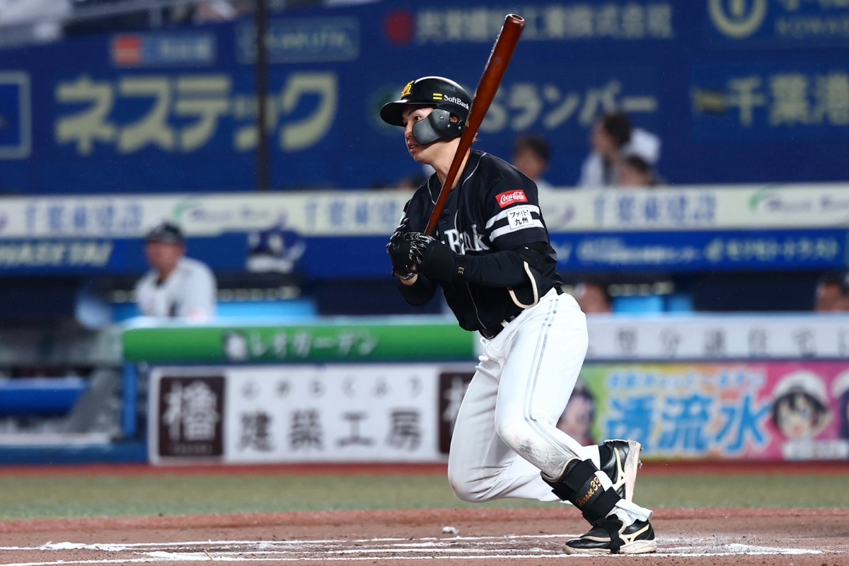 左前へ安打を放つ廣瀬隆太【写真：加治屋友輝】
