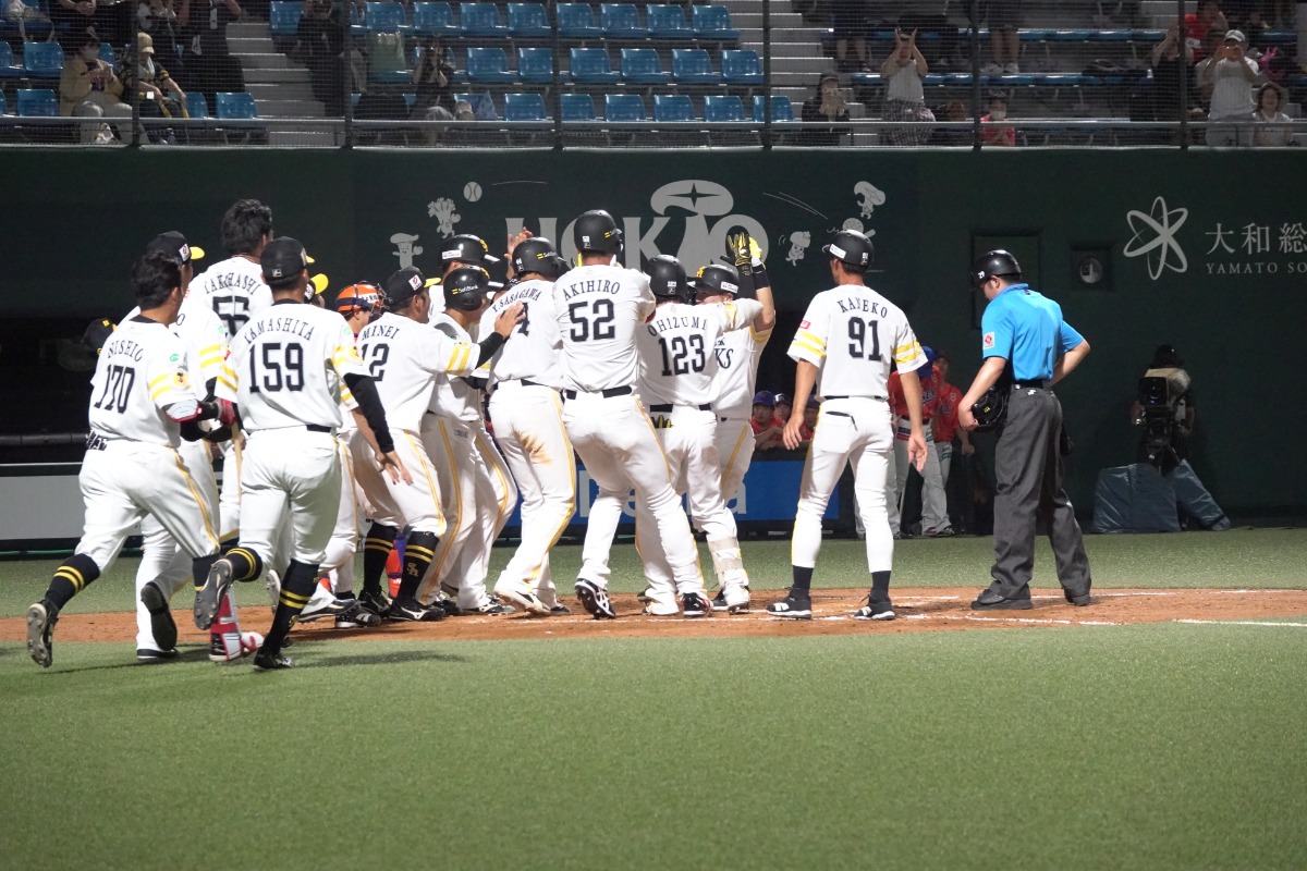 逆転サヨナラ満塁本塁打を放ちホームインする中村晃【写真：竹村岳】