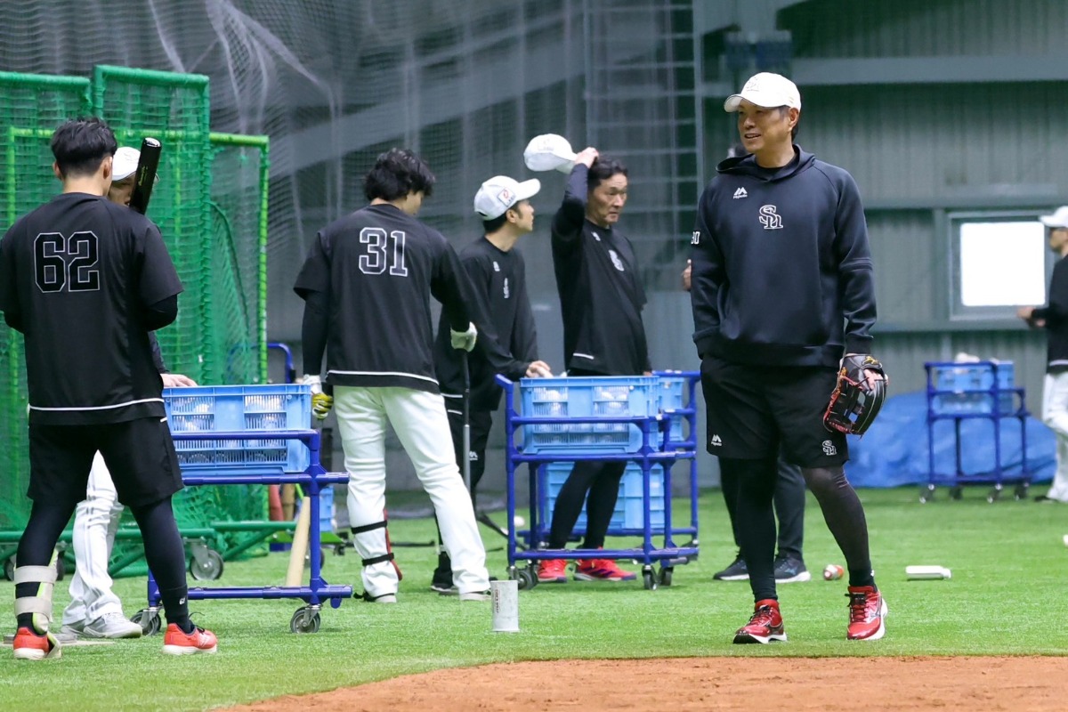 海野隆司のティー打撃中にアドバイスを送る小久保裕紀監督（右）【写真：加治屋友輝】