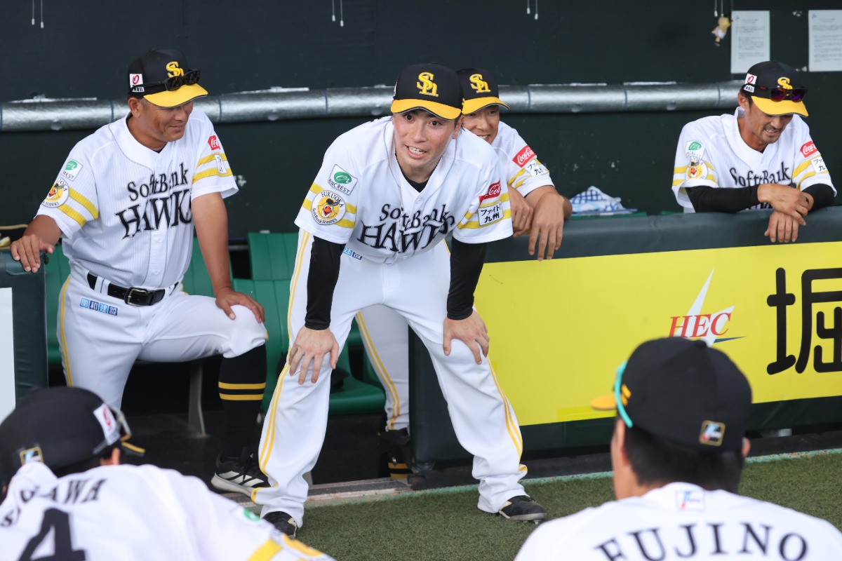 円陣で声出しをする大泉周也（中央）と、笑顔で見守る斉藤和巳2軍監督【写真：栗木一考】