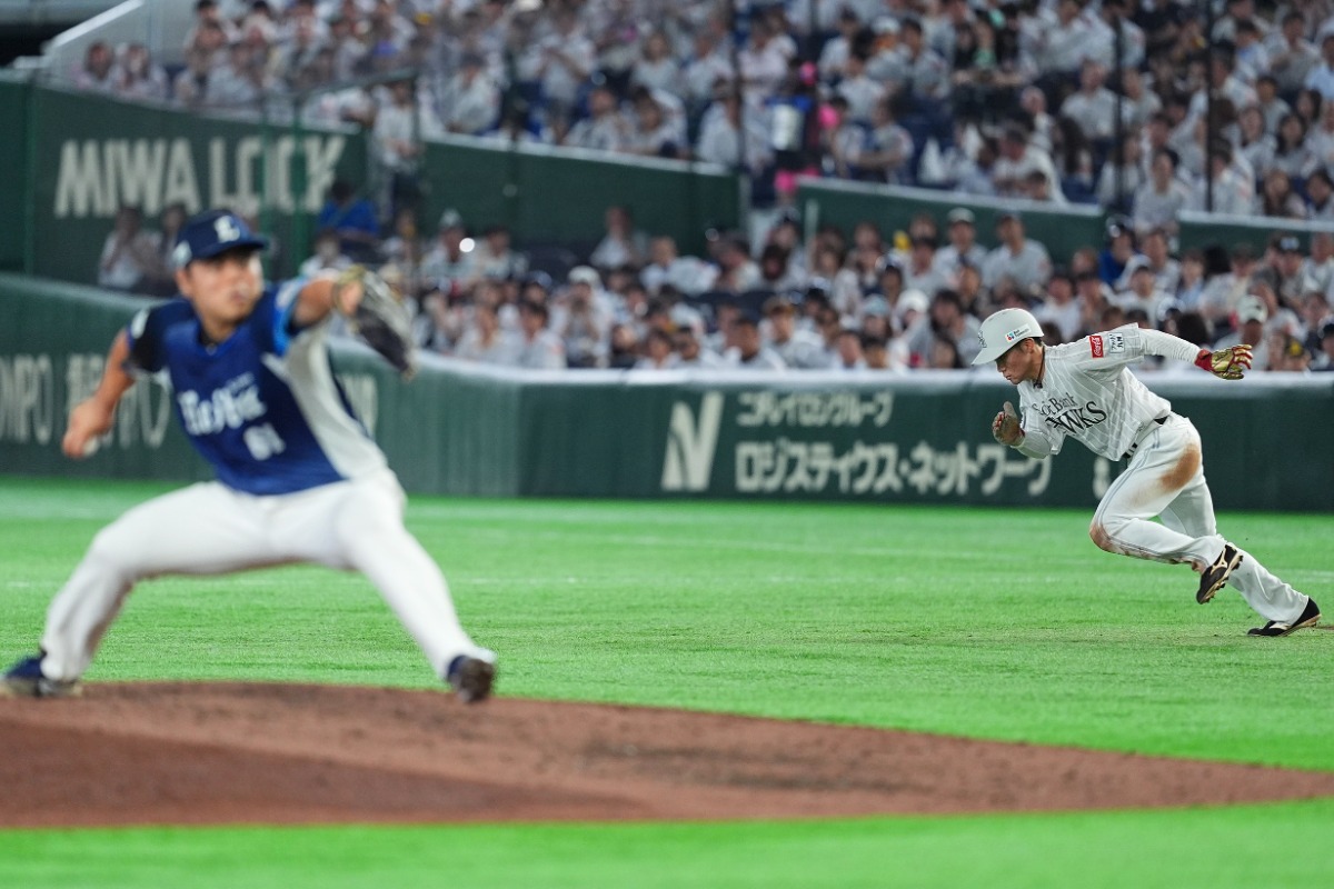 二盗を仕掛ける庄子雄大【写真：小林靖】