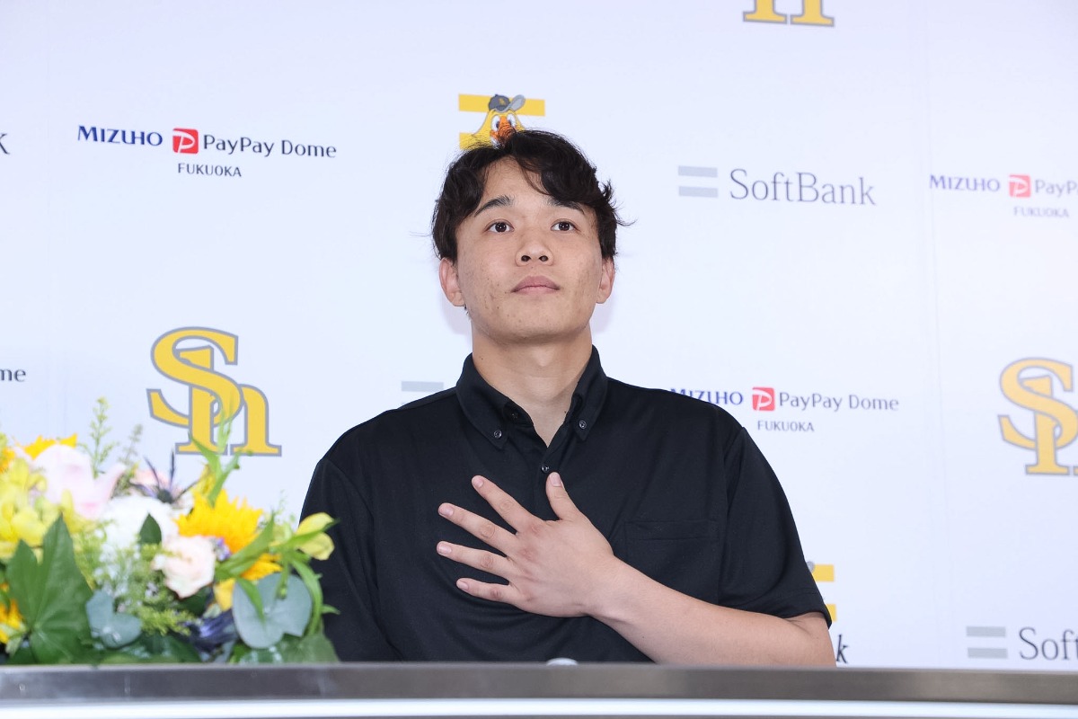 支配下登録を勝ち取り会見に臨んだ北斗【写真：栗木一考】