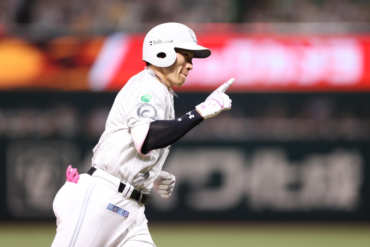 9号ソロを放ちダイヤモンドを一周する柳田悠岐【写真：栗木一考】