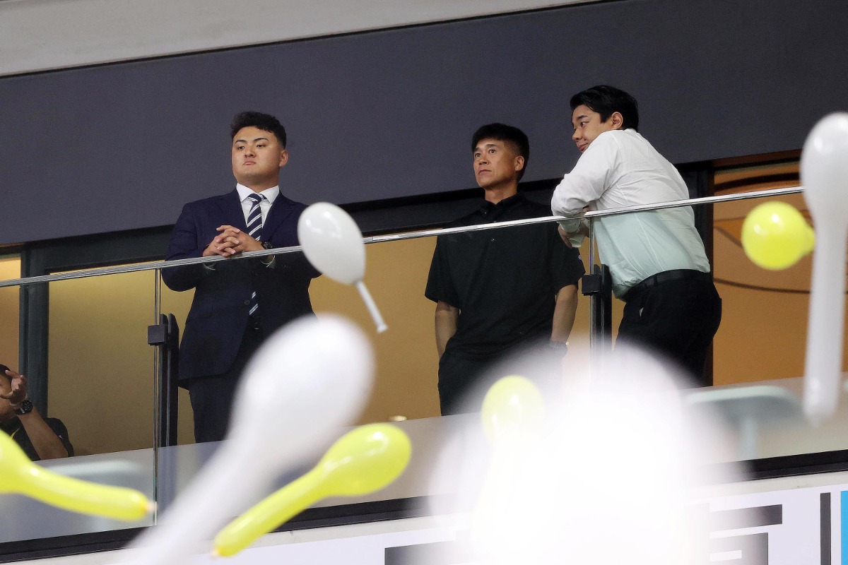スタンドで観戦した佐々木麟太郎（左）【写真：栗木一考】