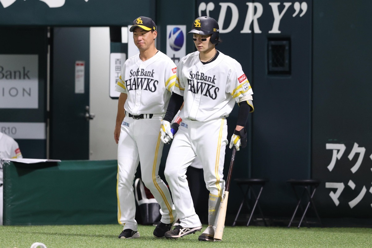 正木智也(右)と長谷川勇也打撃兼スキルコーチ【写真:栗木一考】