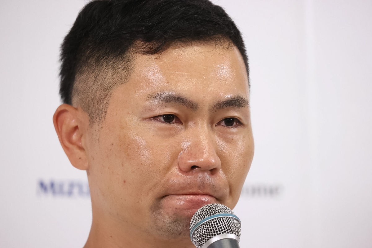 記者会見で涙を流す中村晃【写真：栗木一考】
