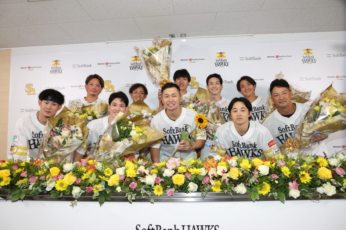 チームメートに囲まれて笑顔を見せる中村晃（中央）【写真：栗木一考】