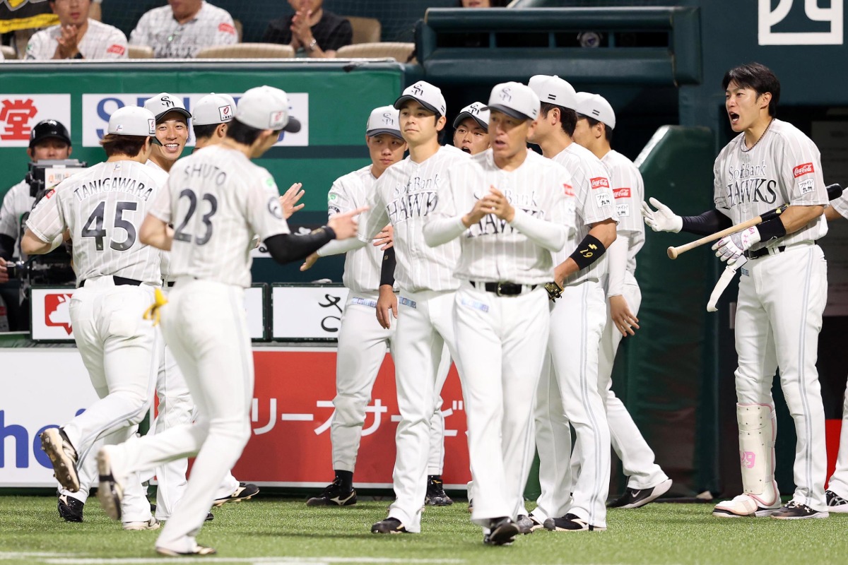柳田悠岐（右）に出迎えられる谷川原健太（左）【写真：栗木一考】